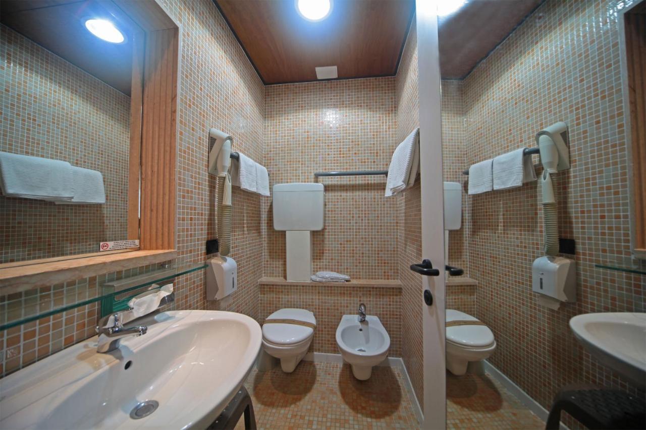 Hotel Smeraldo Сирмионе Екстериор снимка