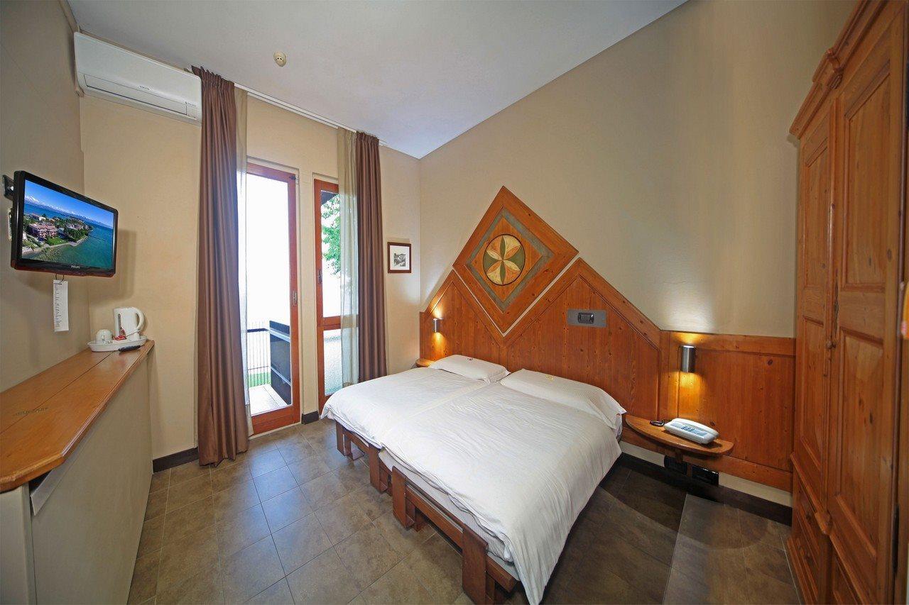 Hotel Smeraldo Сирмионе Екстериор снимка