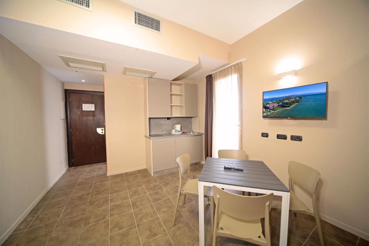 Hotel Smeraldo Сирмионе Екстериор снимка