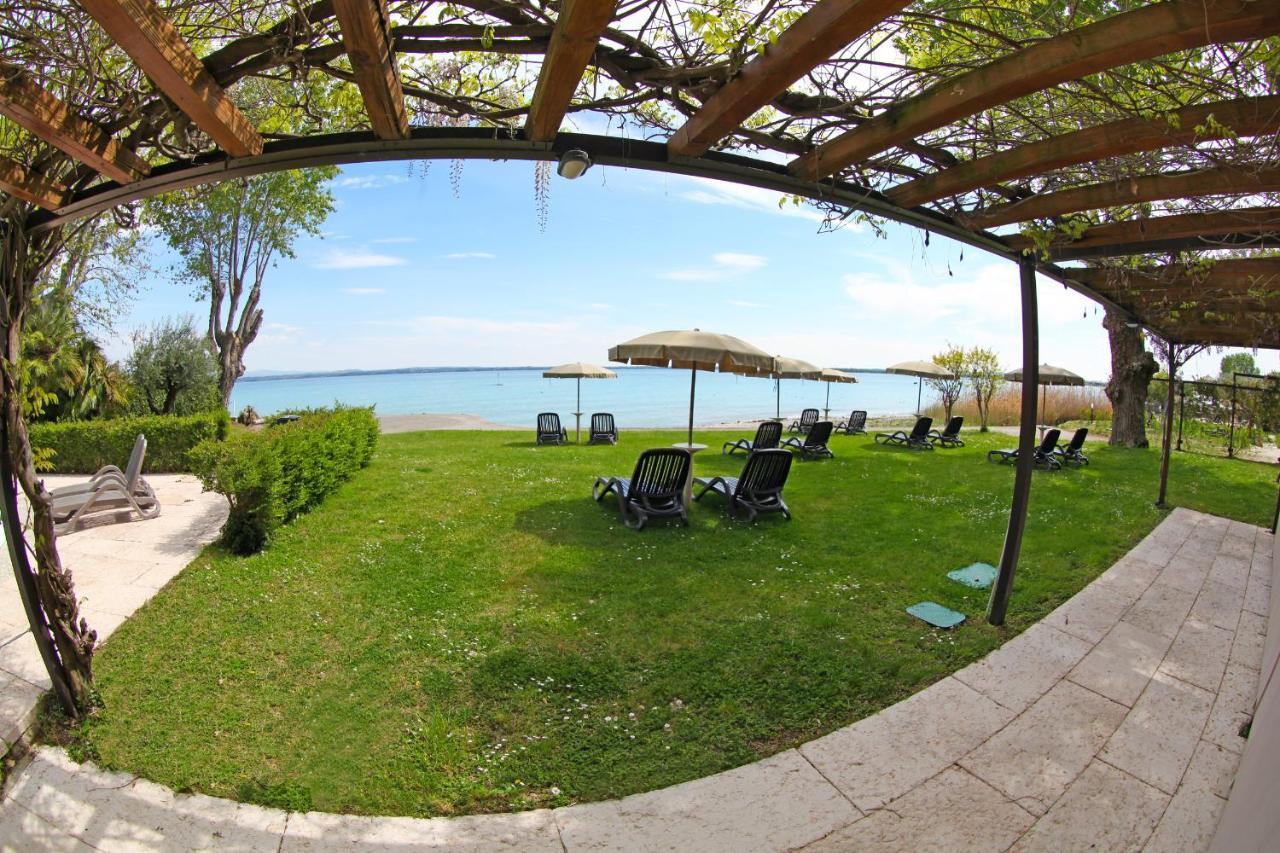 Hotel Smeraldo Сирмионе Екстериор снимка