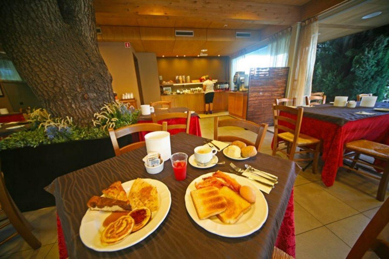 Hotel Smeraldo Сирмионе Екстериор снимка