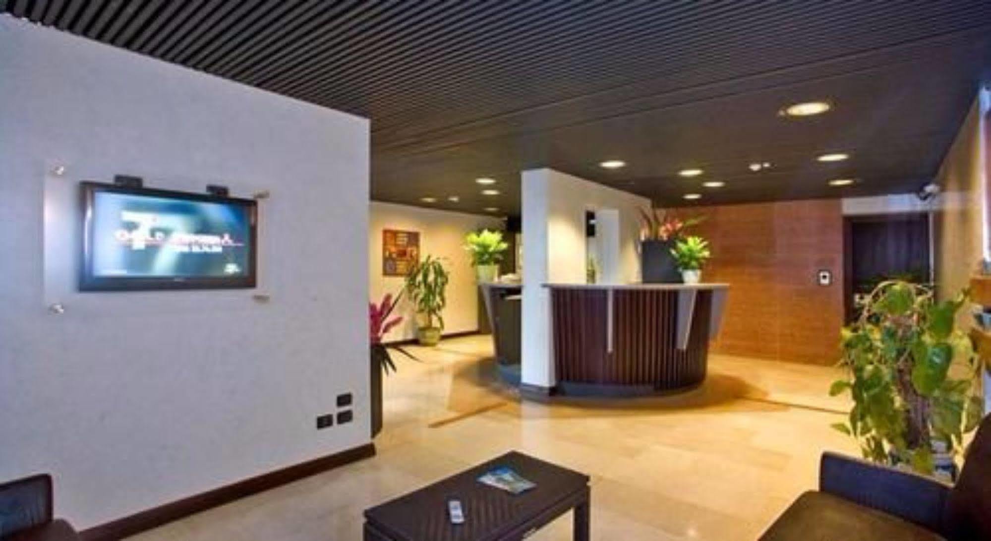 Hotel Smeraldo Сирмионе Екстериор снимка
