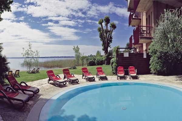 Hotel Smeraldo Сирмионе Екстериор снимка